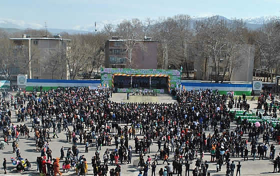 Сцена на площади Газалкента